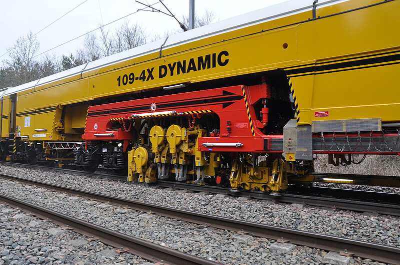 Four-sleeper tamping machine with partly lowered units