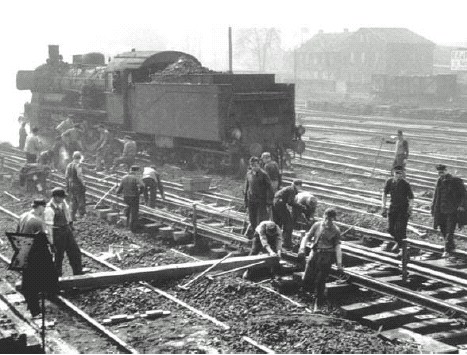 Dampflokomotive Arbeitseinsatz - Klassischer Ausbau einer Weiche